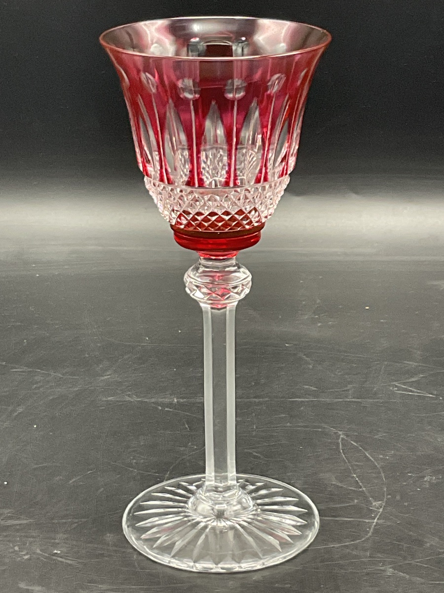 Saint louis Un verre à vin blanc roemer en cristal taillé coloré rouge modèle Tommy.-photo-6