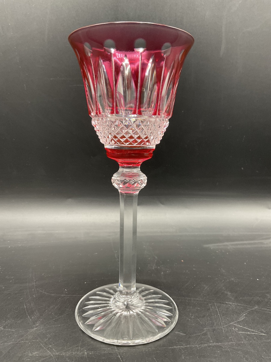 Saint louis Un verre à vin blanc roemer en cristal taillé coloré rouge modèle Tommy.