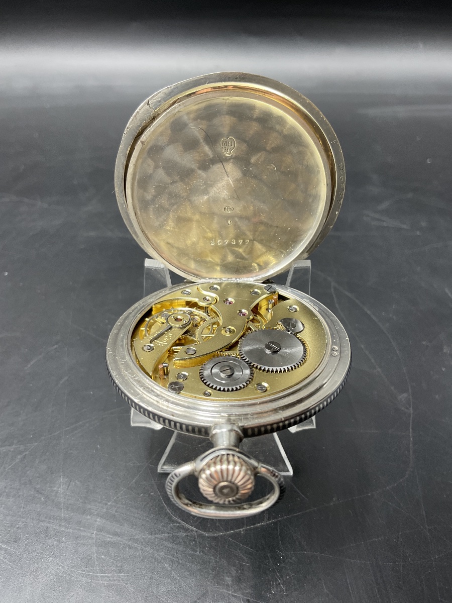 Montre à gousset ou de poche en argent massif niellé décor de ligne droite verticale et écusson-photo-1