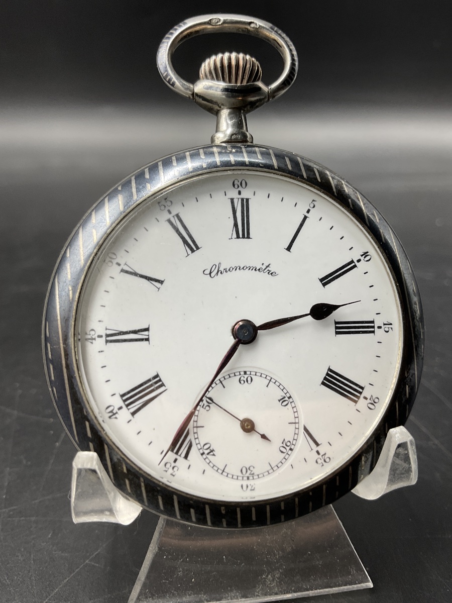 Montre à gousset ou de poche en argent massif niellé décor de ligne droite verticale et écusson