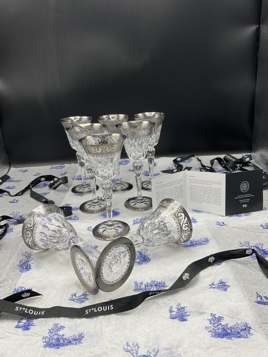  huit verres à vin en cristal taillés de Saint Louis incolore et paré de platine modèle Stella.-photo-1