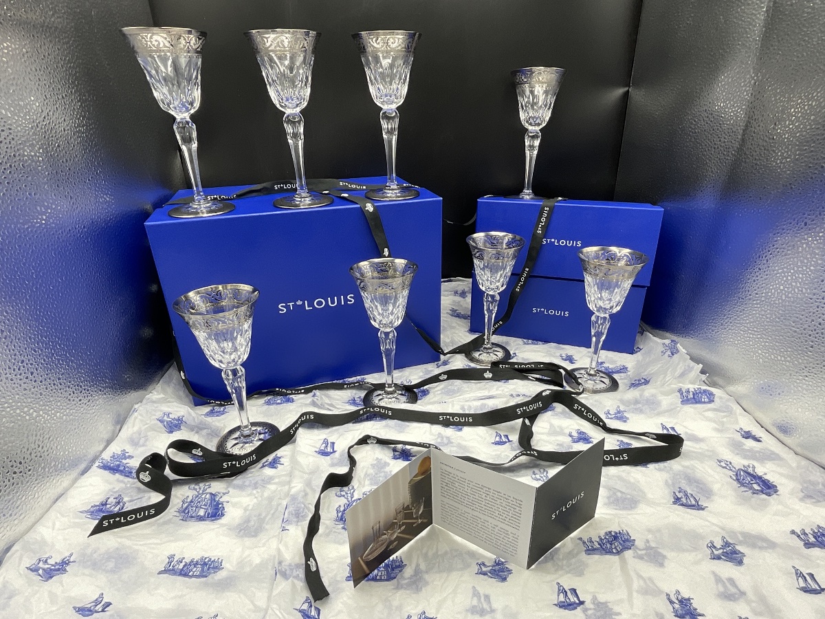  huit verres à vin en cristal taillés de Saint Louis incolore et paré de platine modèle Stella.