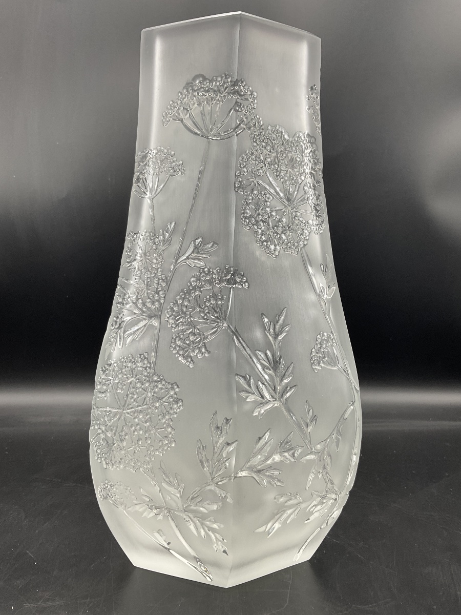 Vase Lalique France en cristal satiné et incolore, modèle aux ombelles.-photo-2