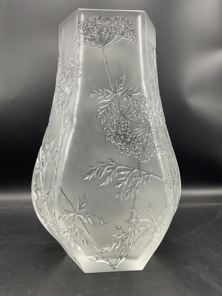 Vase Lalique France en cristal satiné et incolore, modèle aux ombelles.-photo-3