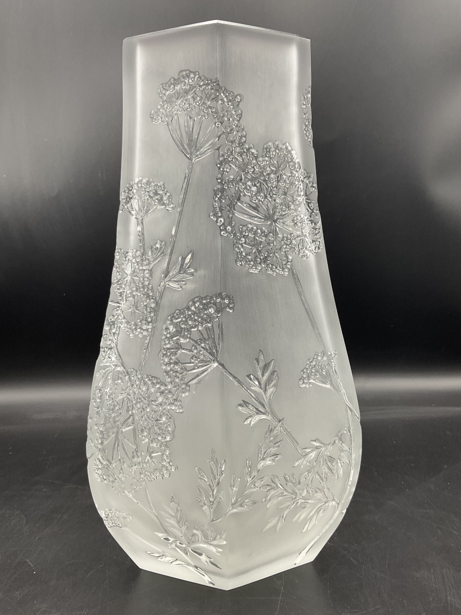 Vase Lalique France en cristal satiné et incolore, modèle aux ombelles.-photo-4
