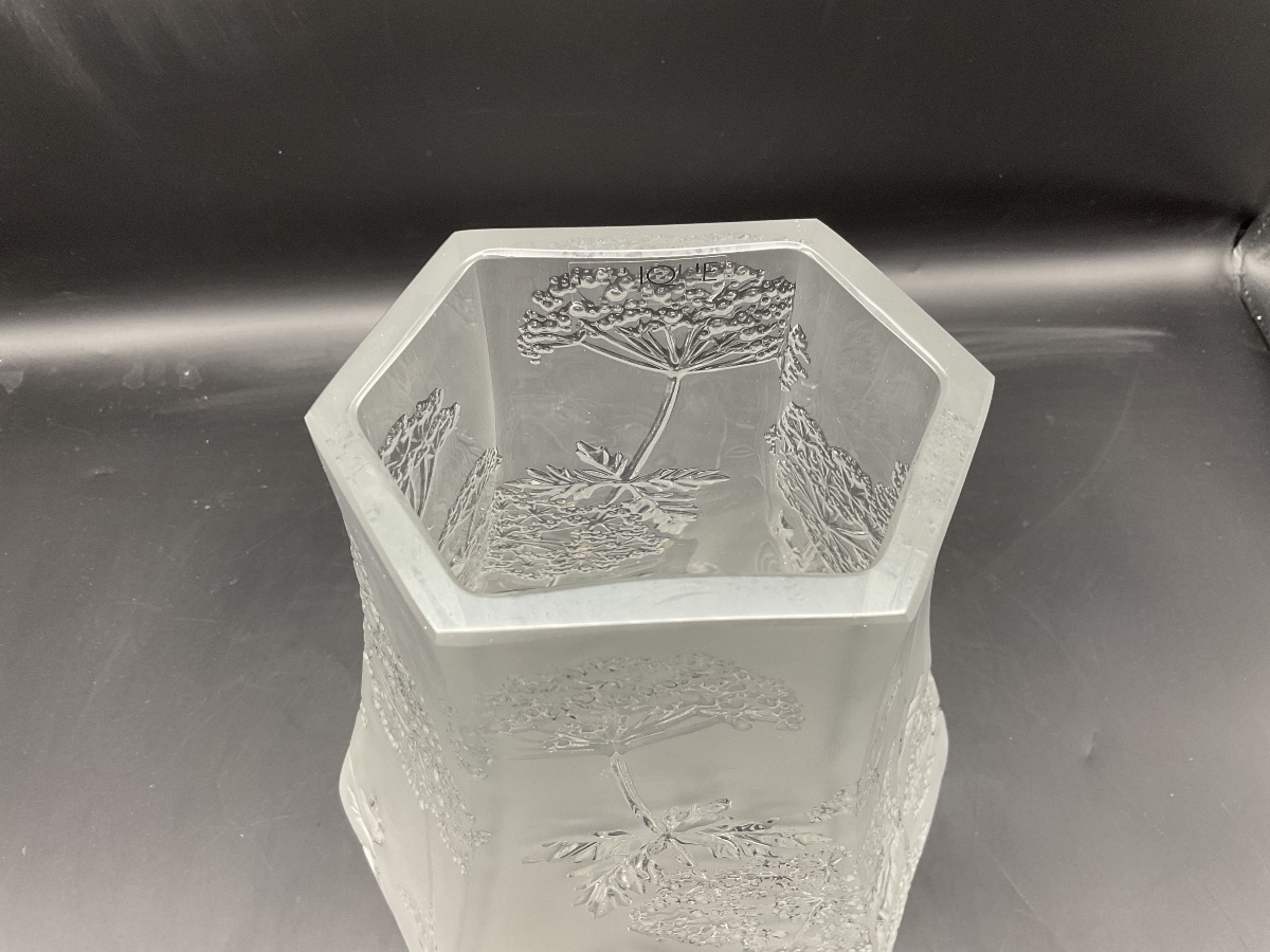 Vase Lalique France en cristal satiné et incolore, modèle aux ombelles.-photo-1