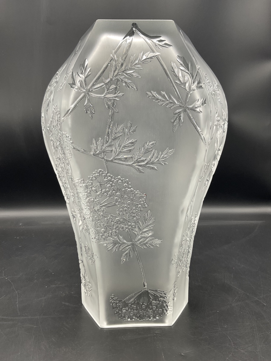 Vase Lalique France en cristal satiné et incolore, modèle aux ombelles.-photo-3