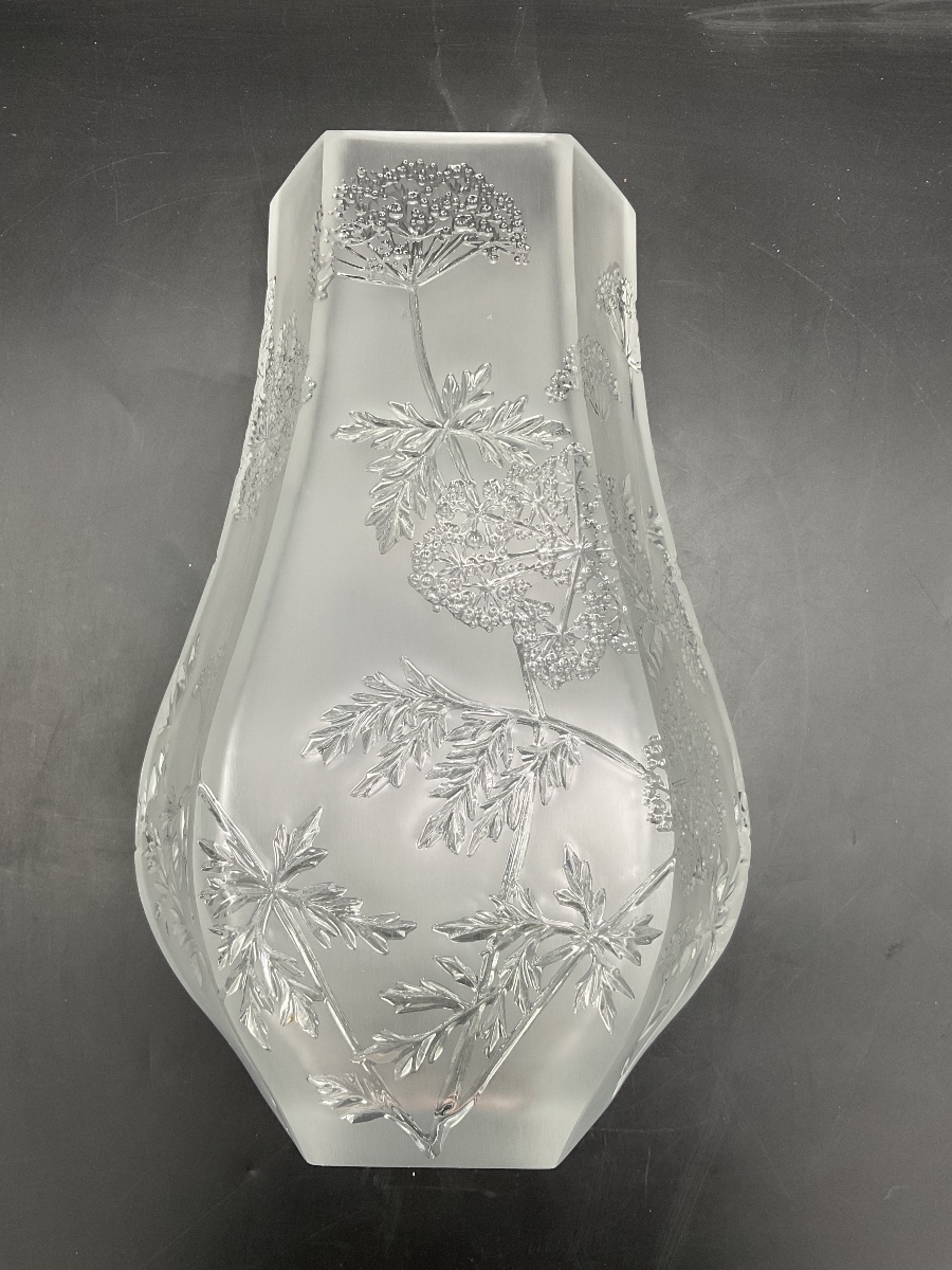 Vase Lalique France en cristal satiné et incolore, modèle aux ombelles.-photo-5