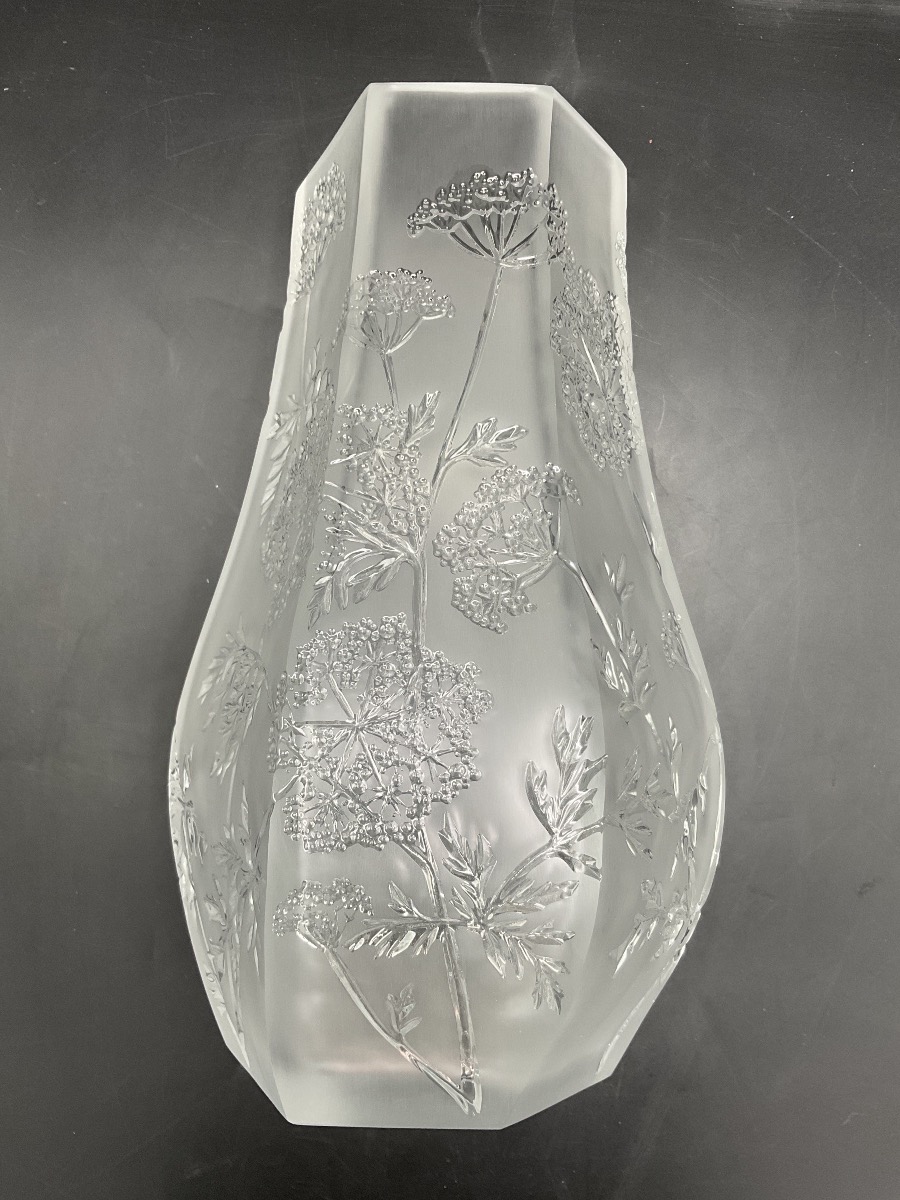 Vase Lalique France en cristal satiné et incolore, modèle aux ombelles.-photo-6