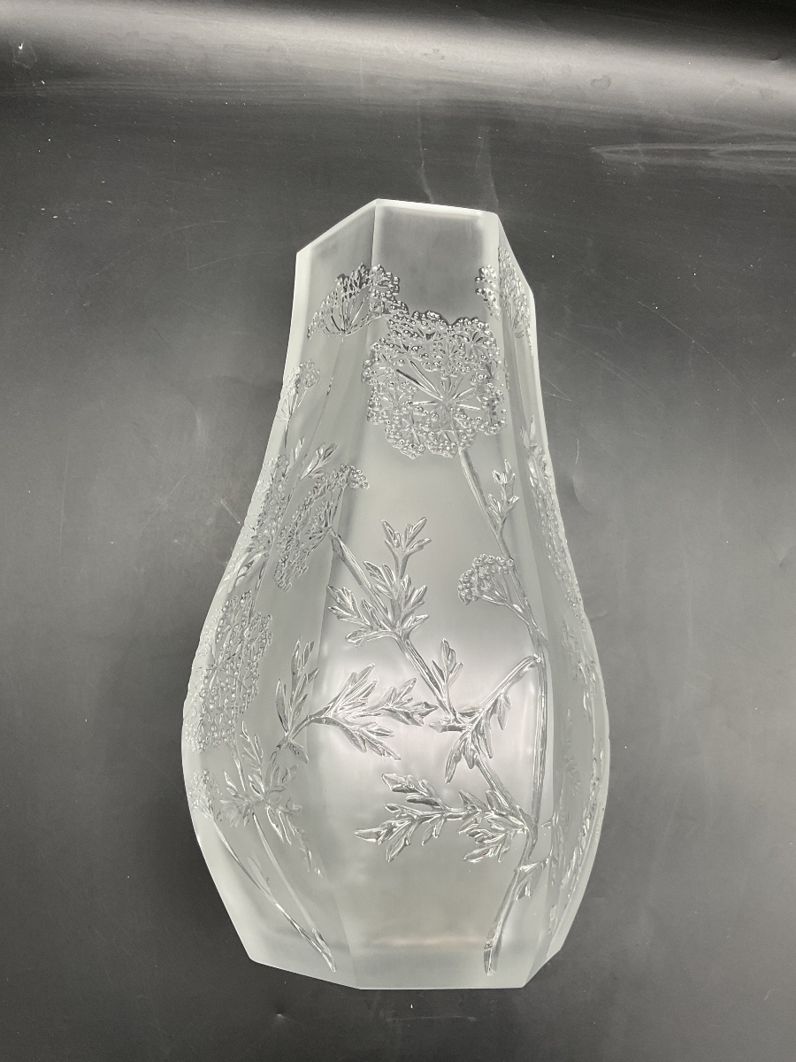 Vase Lalique France en cristal satiné et incolore, modèle aux ombelles.-photo-7