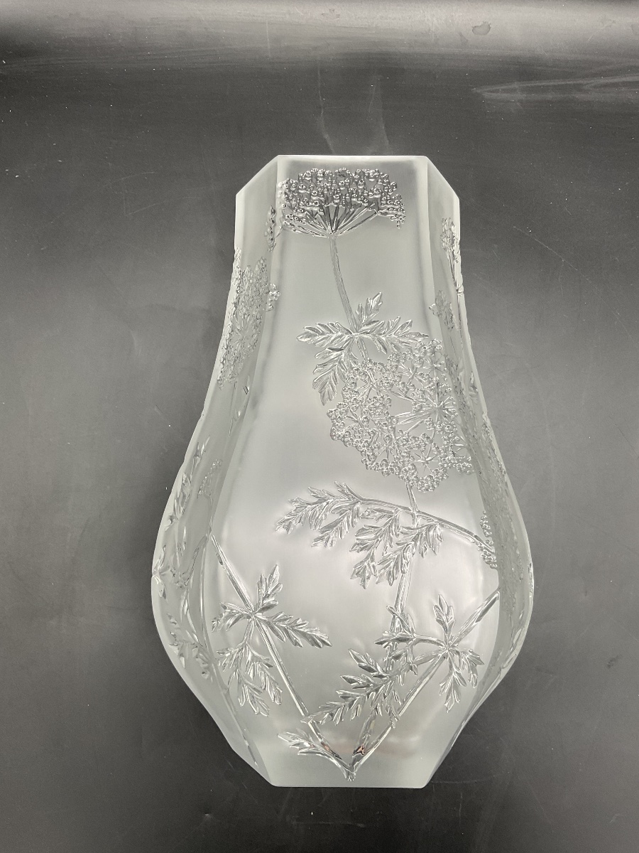 Vase Lalique France en cristal satiné et incolore, modèle aux ombelles.-photo-8