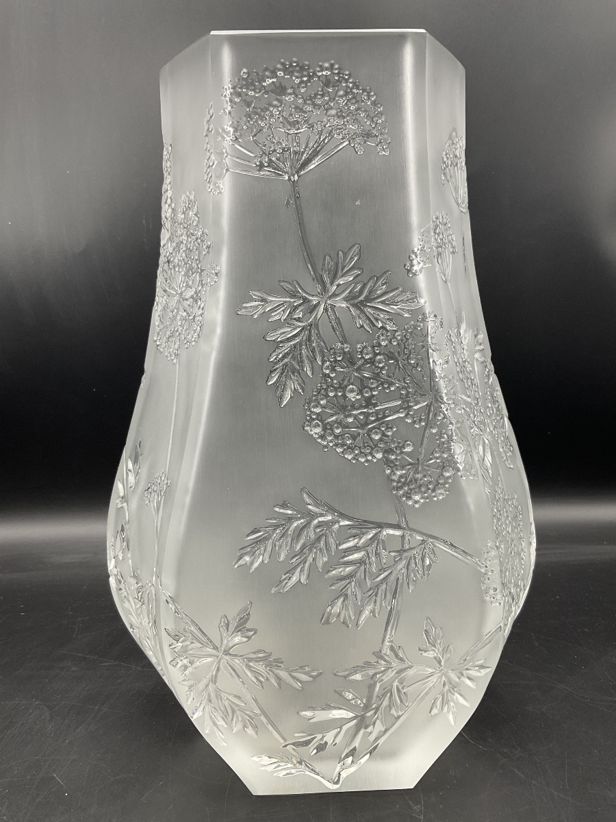 Vase Lalique France en cristal satiné et incolore, modèle aux ombelles.