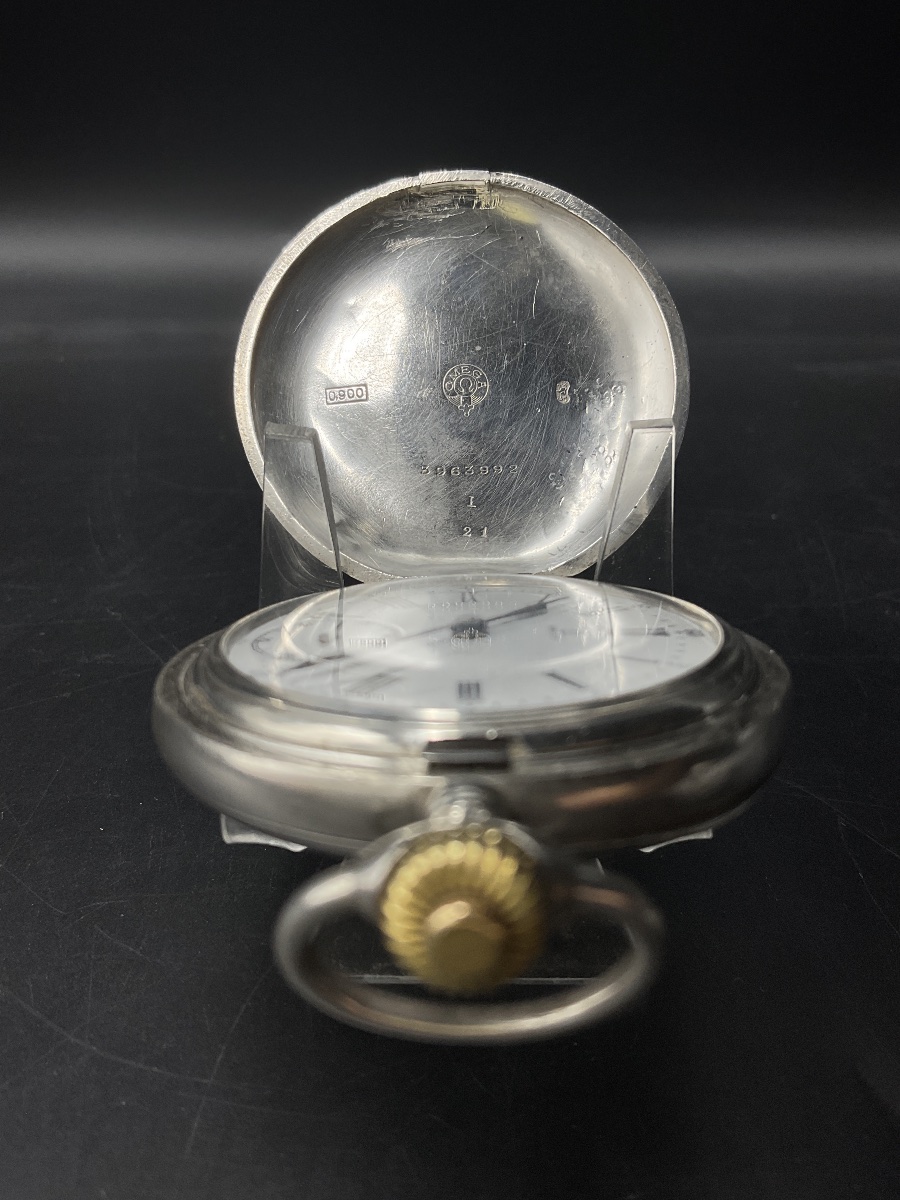 – Montre à gousset ou de poche savonnette de marque Omega en argent à décor de rinceaux fleuris-photo-1