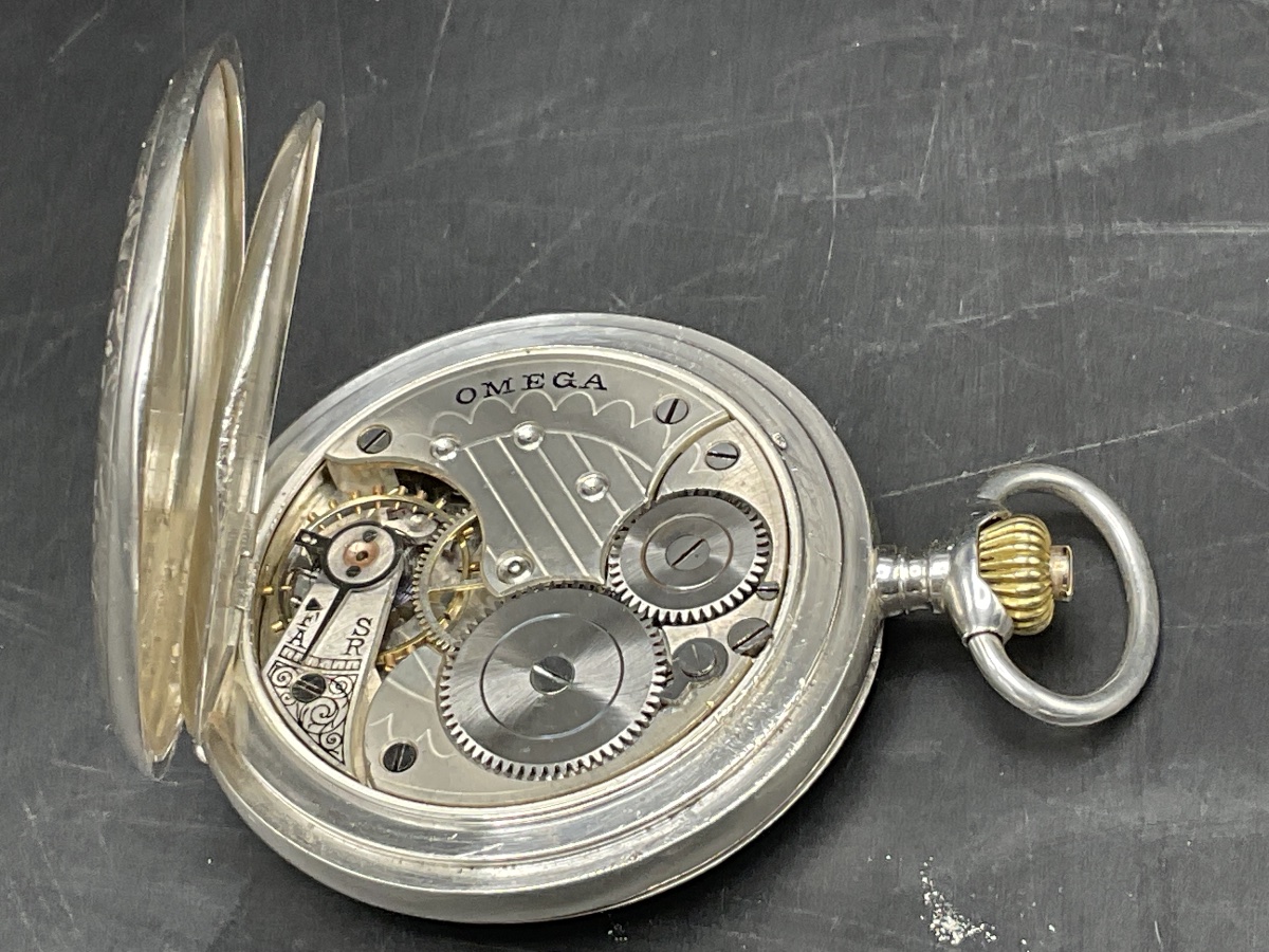 – Montre à gousset ou de poche savonnette de marque Omega en argent à décor de rinceaux fleuris-photo-6