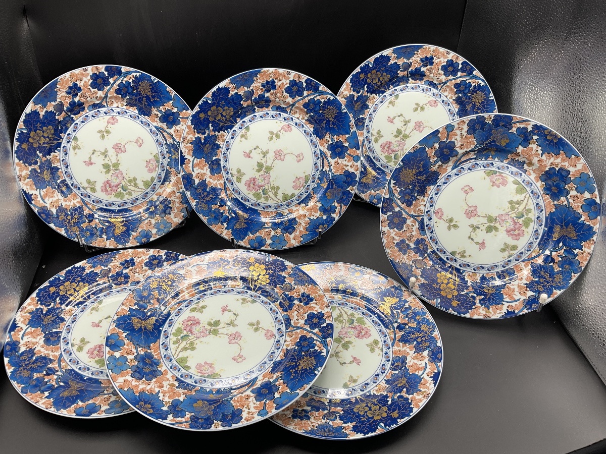 Seven Porcelain Dinner Plates From The Haviland Factory In Limoges, Featuring The Dammouse Design.
