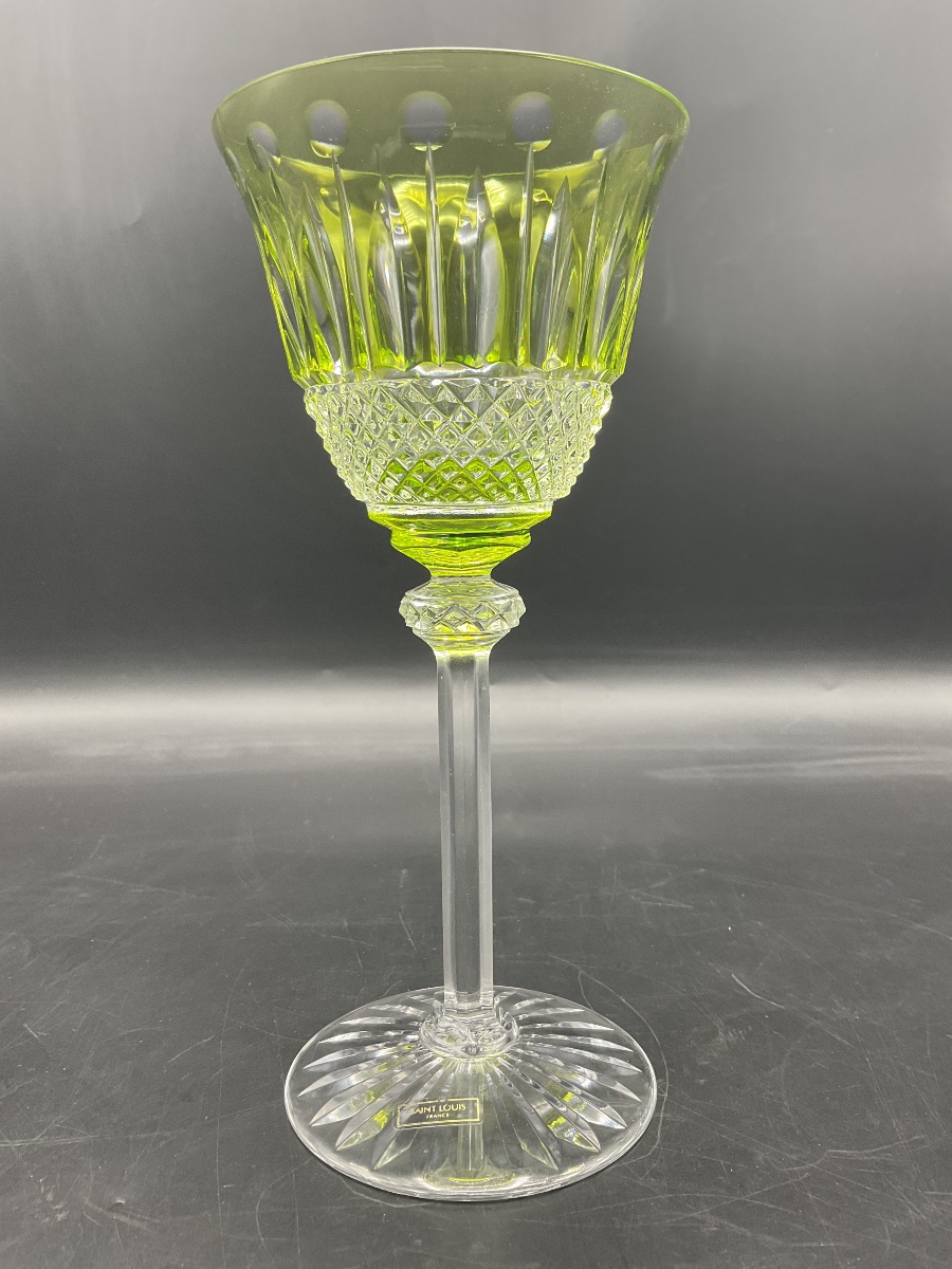 Saint louis Un verre Roemer à vin en cristal taillé coloré chartreuse modèle Tommy.