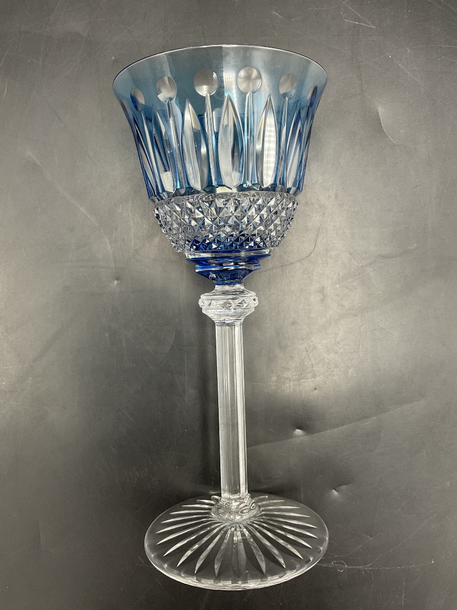 Saint louis Un verre Roemer à vin en cristal taillé coloré bleu clair modèle Tommy.-photo-5