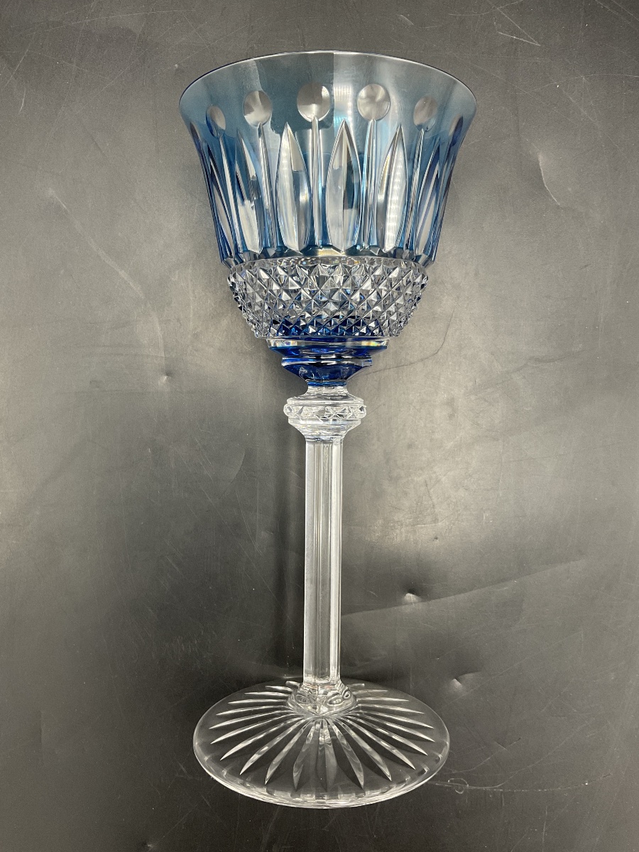 Saint louis Un verre Roemer à vin en cristal taillé coloré bleu clair modèle Tommy.-photo-7