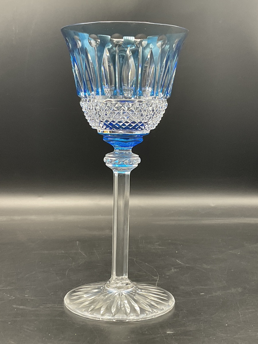 Saint louis Un verre Roemer à vin en cristal taillé coloré bleu clair modèle Tommy.-photo-8