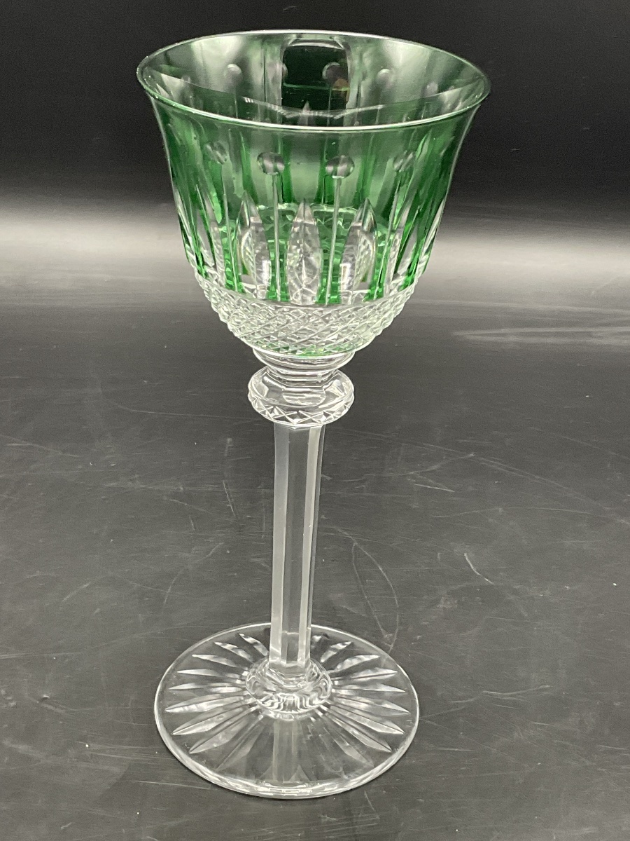 Saint Louis Un verre à vin Roemer en cristal taillé coloré vert modèle Tommy.-photo-2