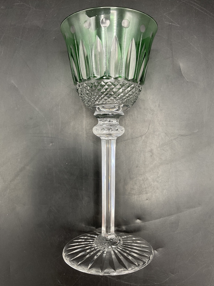 Saint Louis Un verre à vin Roemer en cristal taillé coloré vert modèle Tommy.-photo-1