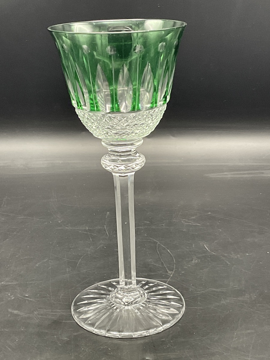 Saint Louis Un verre à vin Roemer en cristal taillé coloré vert modèle Tommy.-photo-3