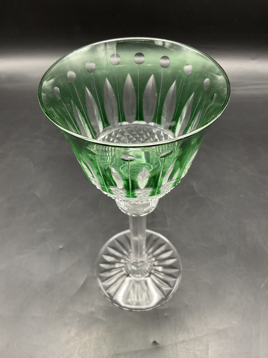 Saint Louis Un verre à vin Roemer en cristal taillé coloré vert modèle Tommy.-photo-4
