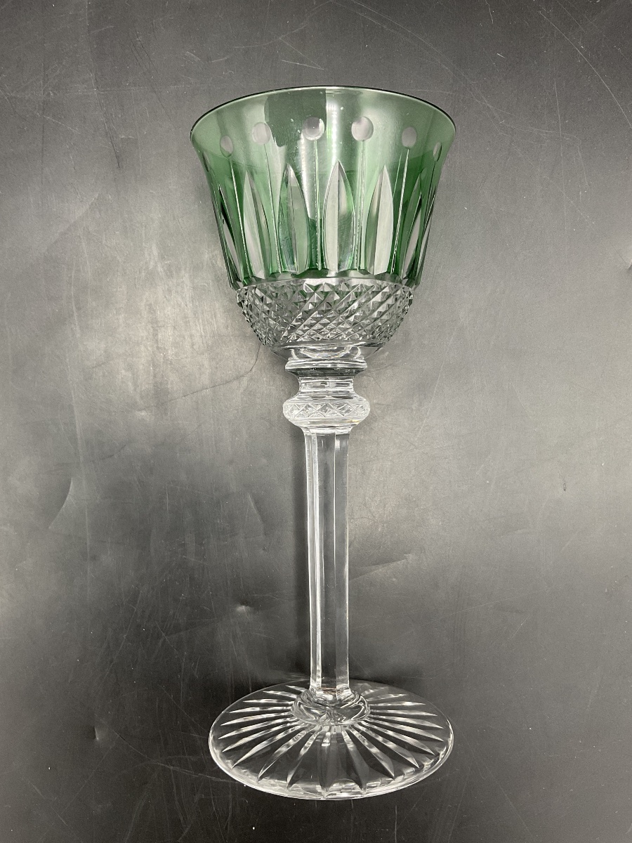 Saint Louis Un verre à vin Roemer en cristal taillé coloré vert modèle Tommy.-photo-5