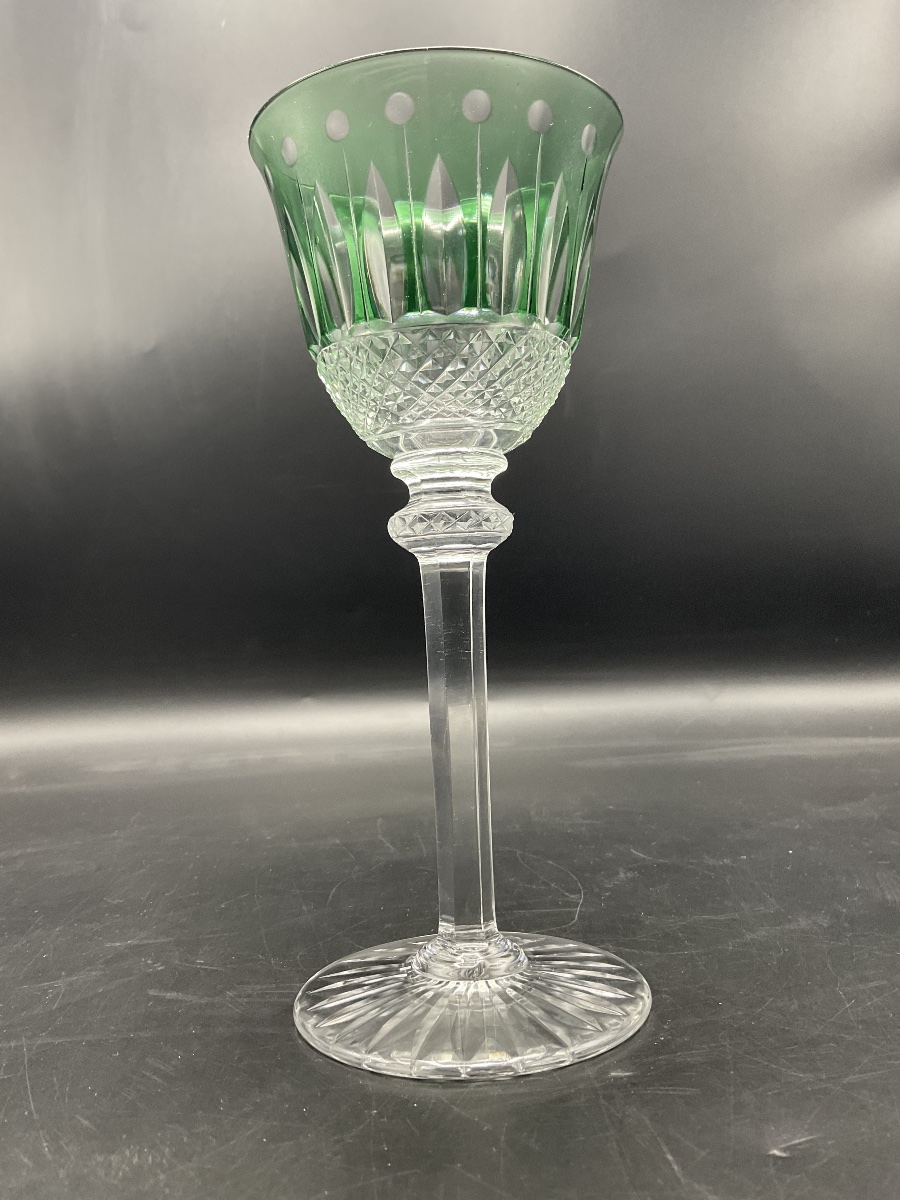 Saint Louis Un verre à vin Roemer en cristal taillé coloré vert modèle Tommy.-photo-7