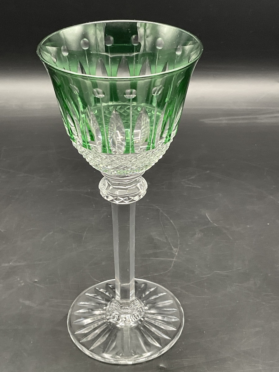 Saint Louis Un verre à vin Roemer en cristal taillé coloré vert modèle Tommy.-photo-8