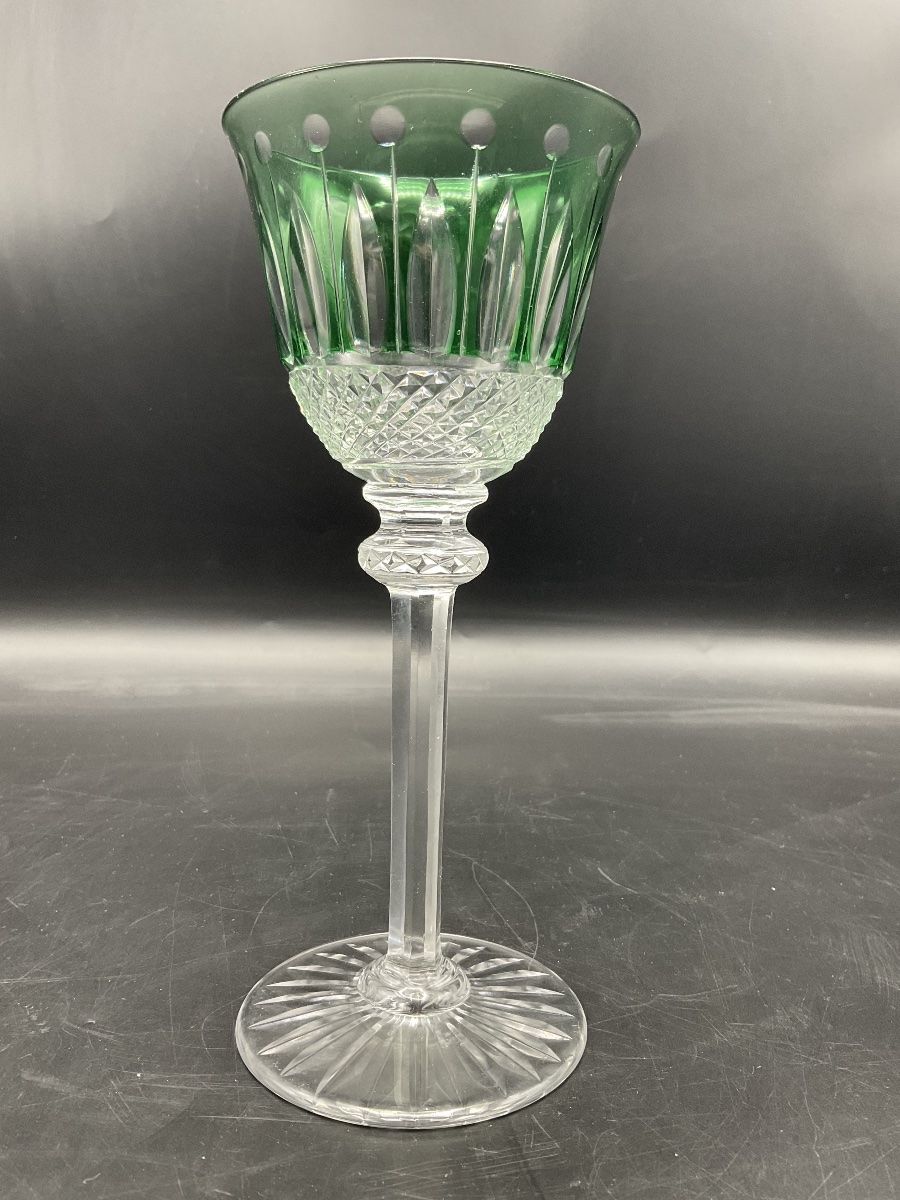 Saint Louis Un verre à vin Roemer en cristal taillé coloré vert modèle Tommy.