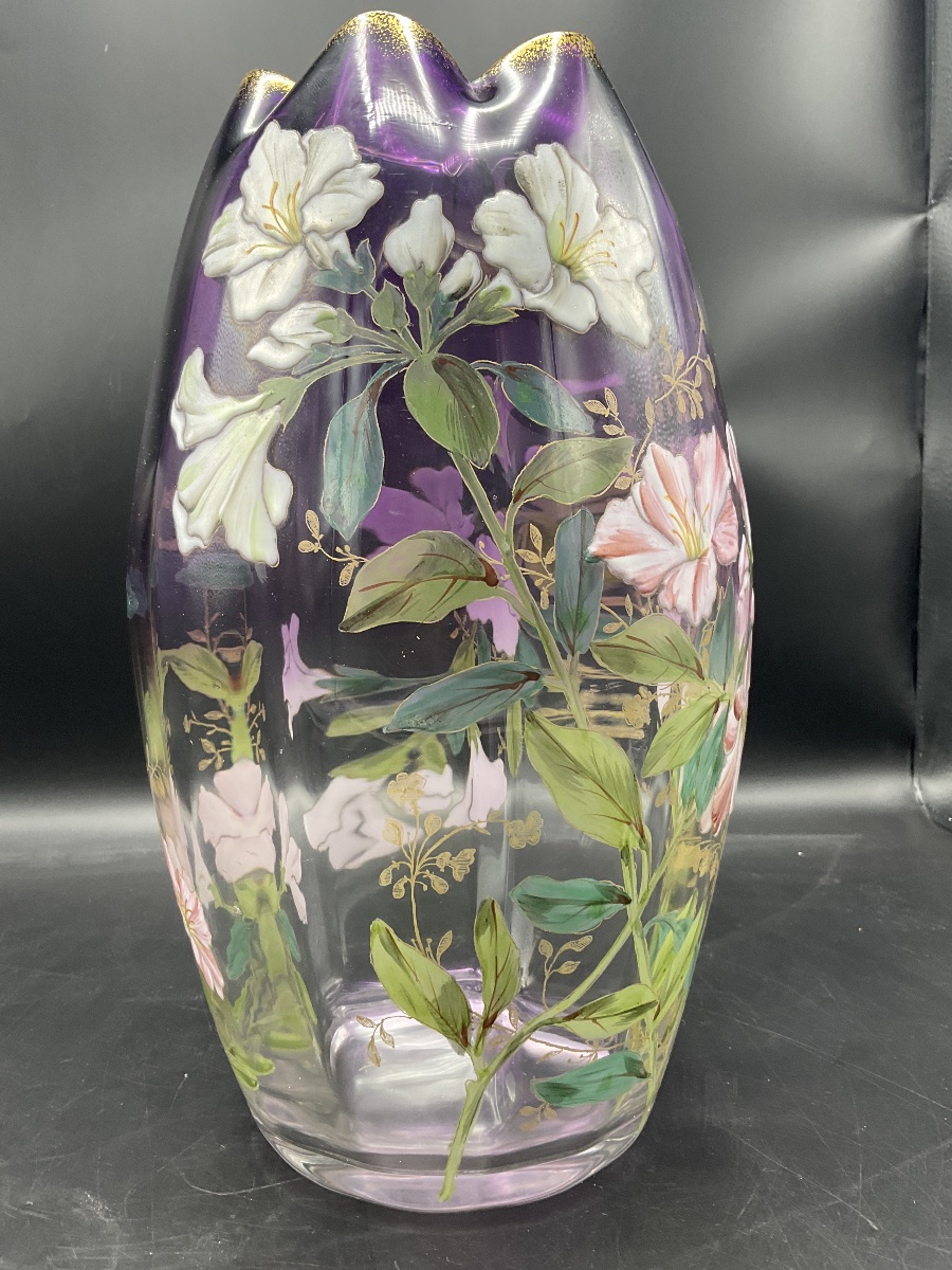 Vase Legras en verre polychrome à décor émaillées de fleurs d’hibiscus sur fond dégradé violet -photo-2