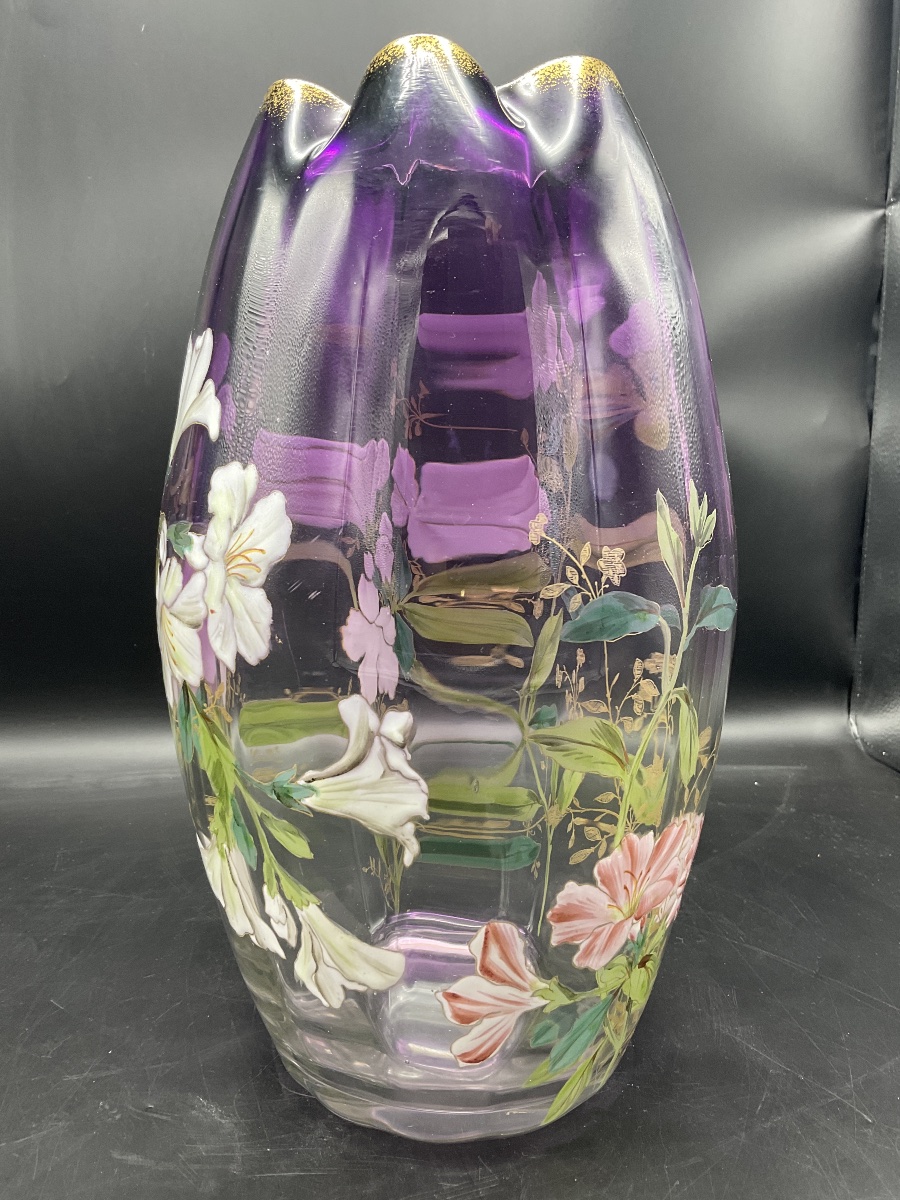 Vase Legras en verre polychrome à décor émaillées de fleurs d’hibiscus sur fond dégradé violet -photo-3