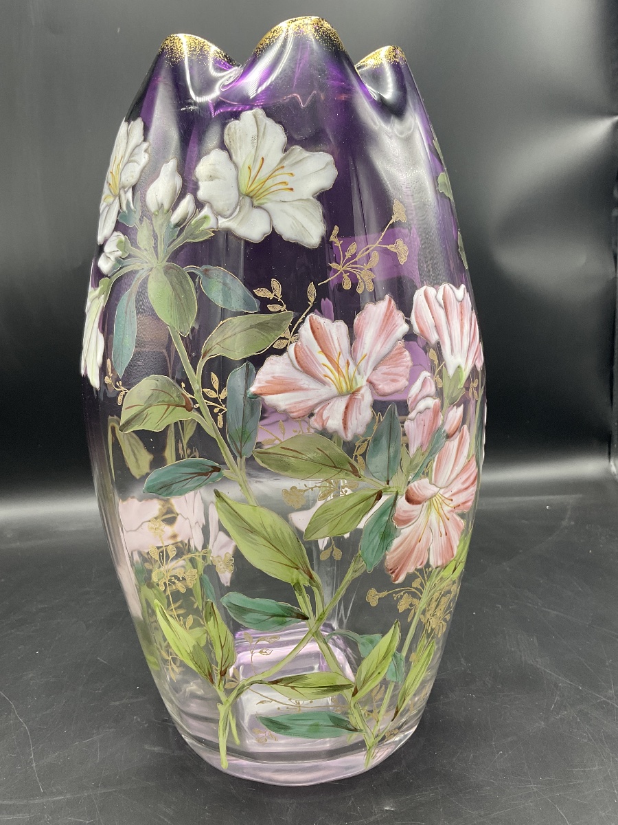 Vase Legras en verre polychrome à décor émaillées de fleurs d’hibiscus sur fond dégradé violet -photo-1