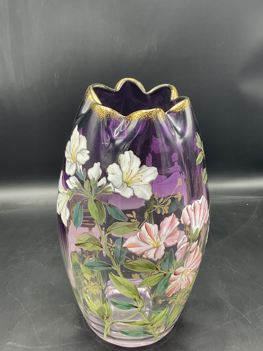 Vase Legras en verre polychrome à décor émaillées de fleurs d’hibiscus sur fond dégradé violet -photo-2