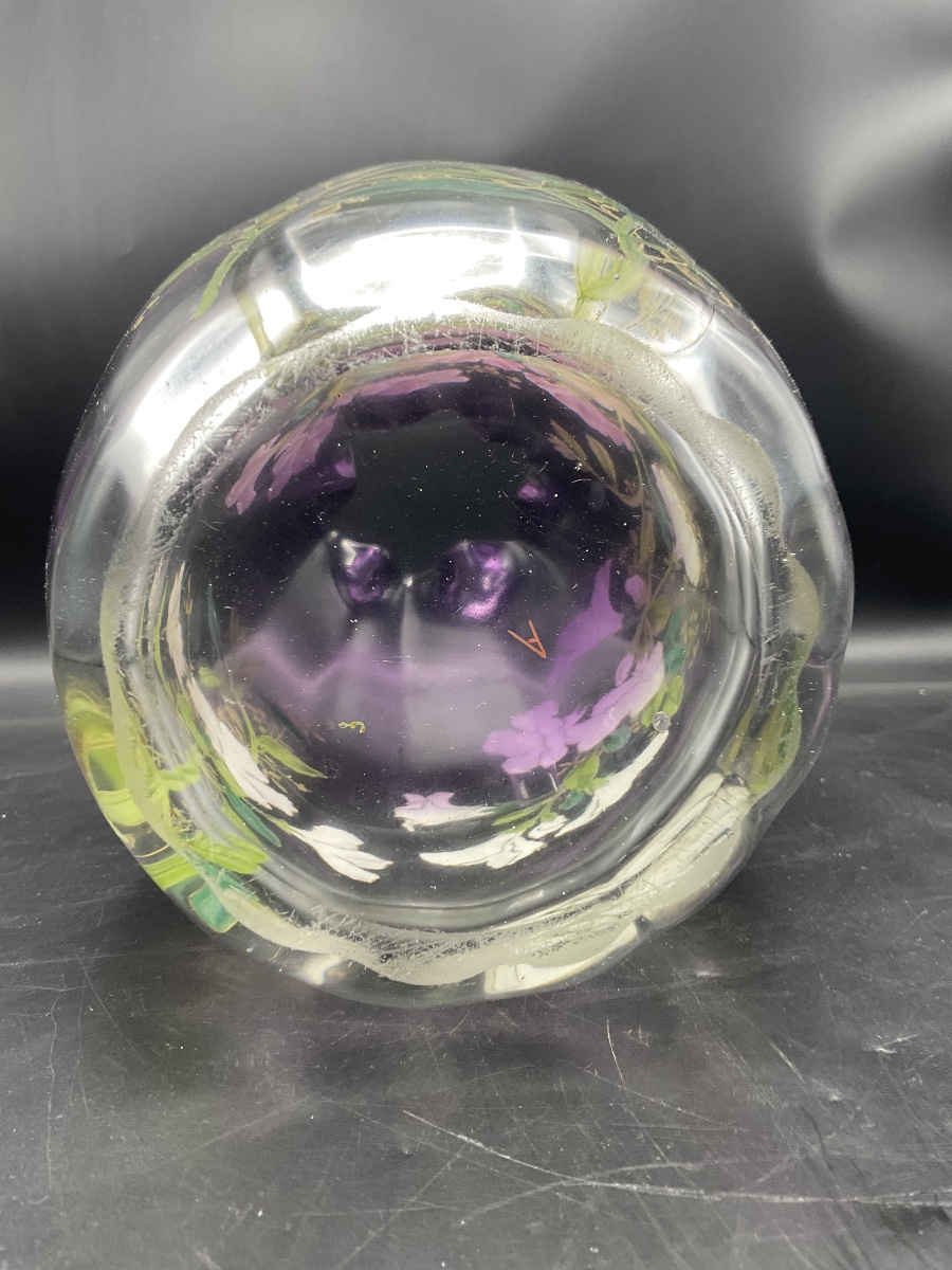 Vase Legras en verre polychrome à décor émaillées de fleurs d’hibiscus sur fond dégradé violet -photo-4