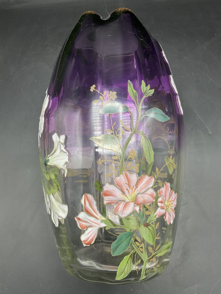 Vase Legras en verre polychrome à décor émaillées de fleurs d’hibiscus sur fond dégradé violet -photo-5