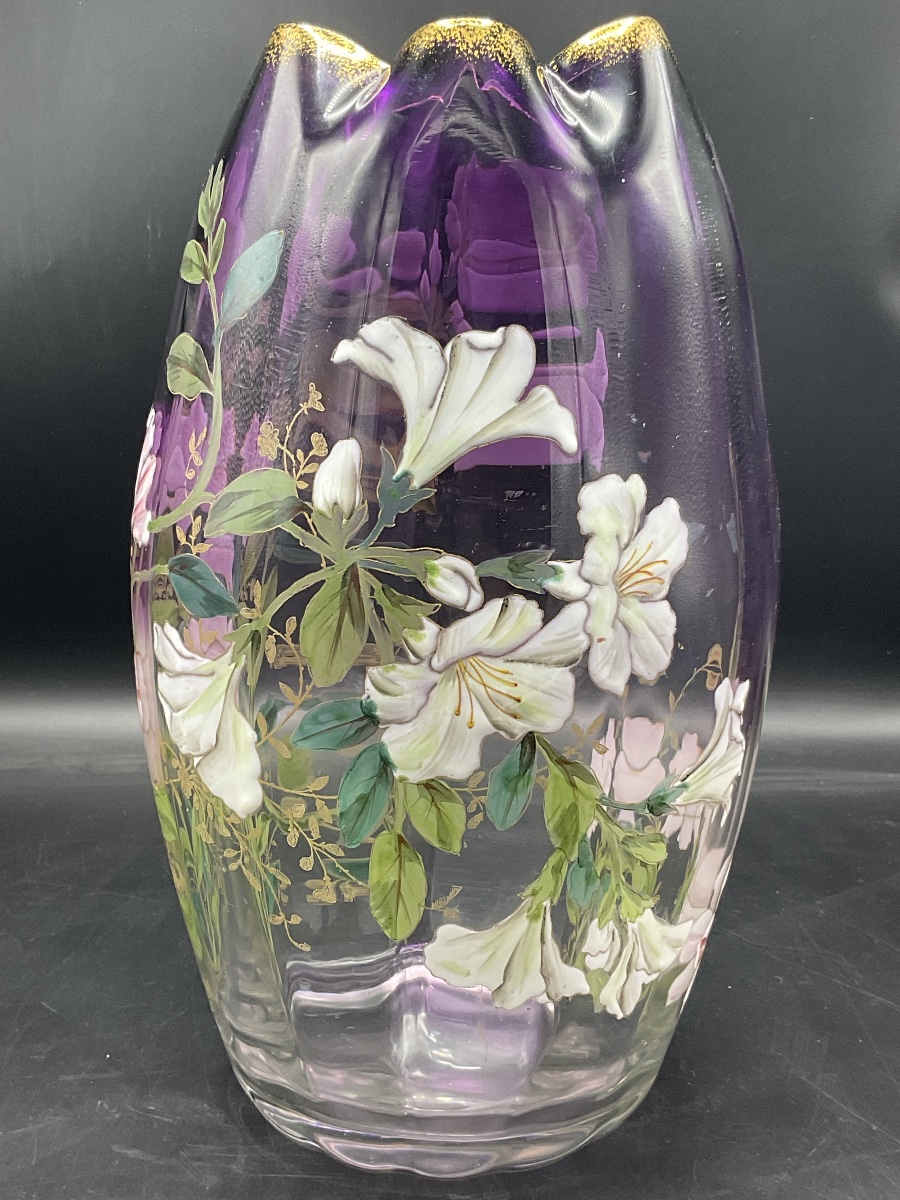 Vase Legras en verre polychrome à décor émaillées de fleurs d’hibiscus sur fond dégradé violet -photo-7