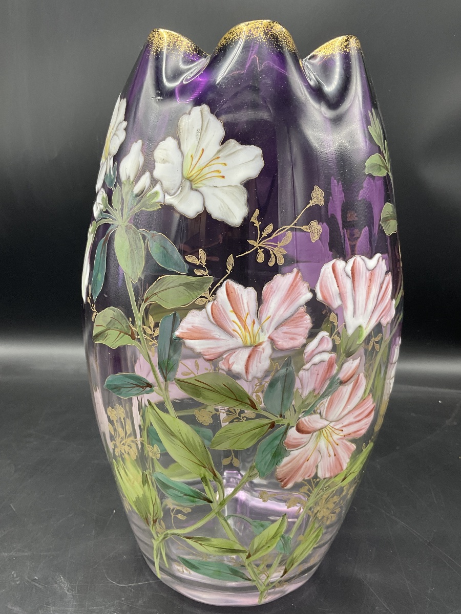 Vase Legras en verre polychrome à décor émaillées de fleurs d’hibiscus sur fond dégradé violet 