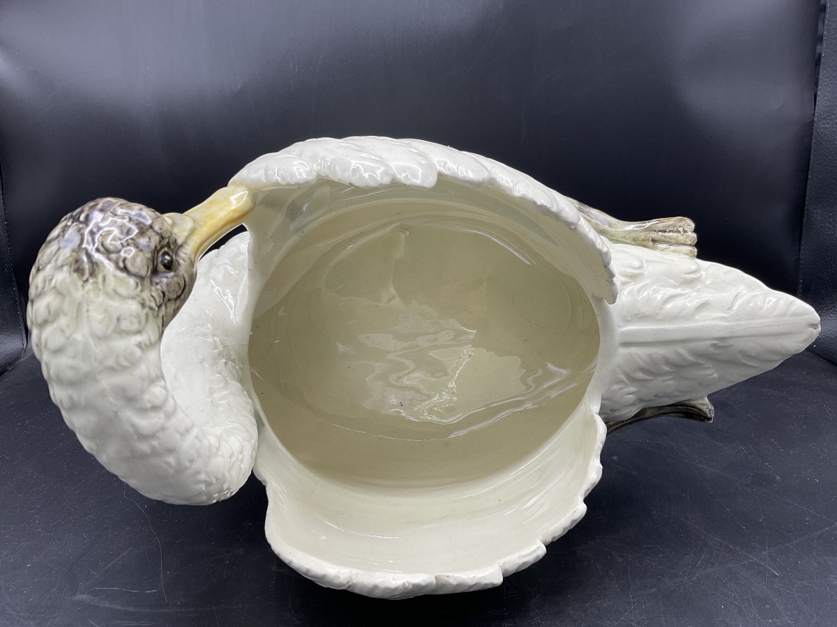 Jardinière représentant un cygne en barbotine polychrome de la manufacture de Jérôme Massier.-photo-6