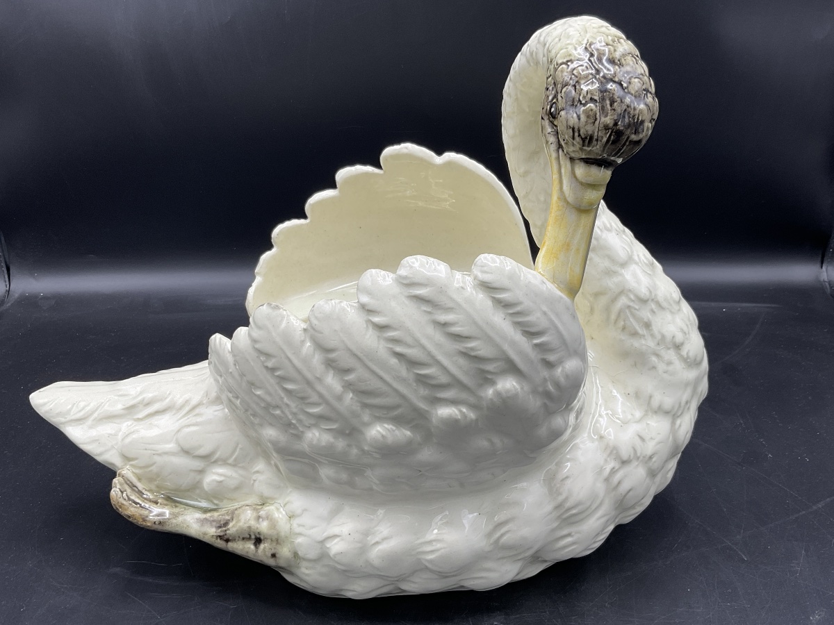 Jardinière représentant un cygne en barbotine polychrome de la manufacture de Jérôme Massier.-photo-8