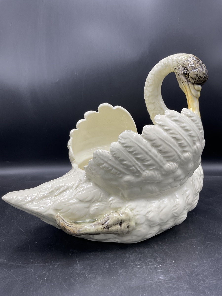 Jardinière représentant un cygne en barbotine polychrome de la manufacture de Jérôme Massier.