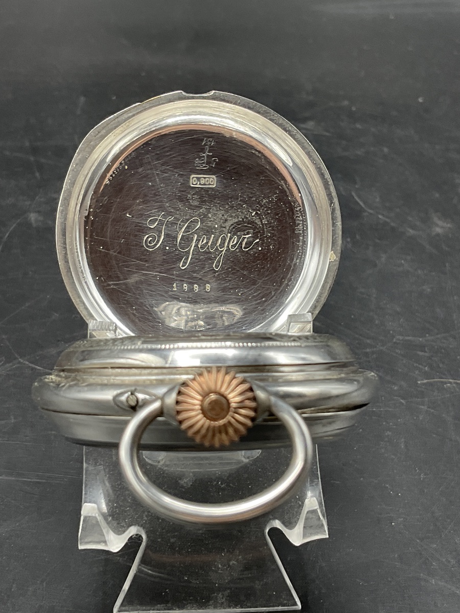 Montre à gousset ou de poche en argent massif ciselé et guilloché, décor d'une scène de chasse.-photo-1