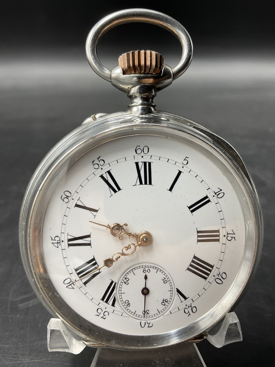 Montre à gousset ou de poche en argent massif ciselé et guilloché, décor d'une scène de chasse.