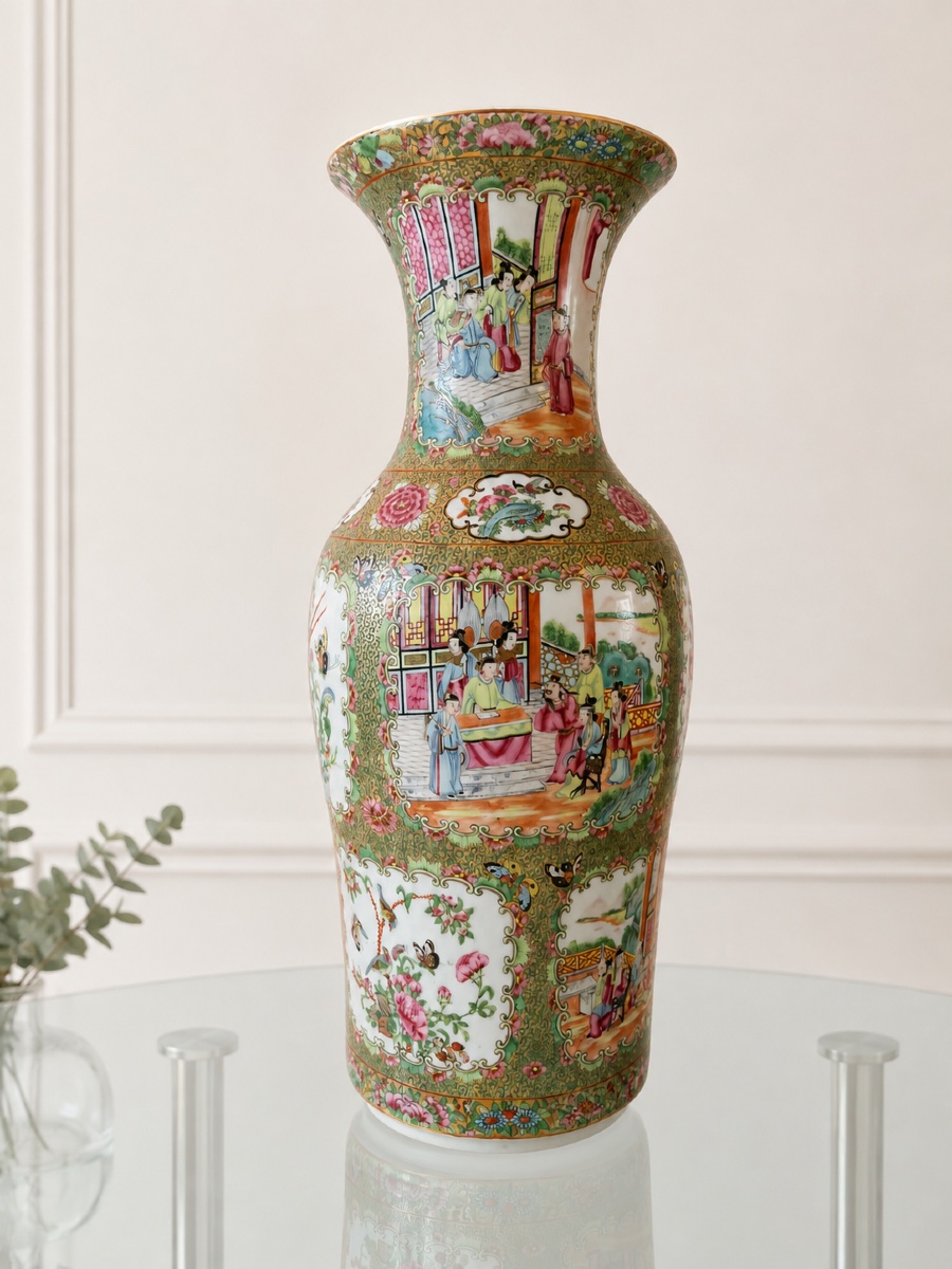  Grand vase en porcelaine de Chine polychrome de Canton famille rose de forme balustre 19 éme.