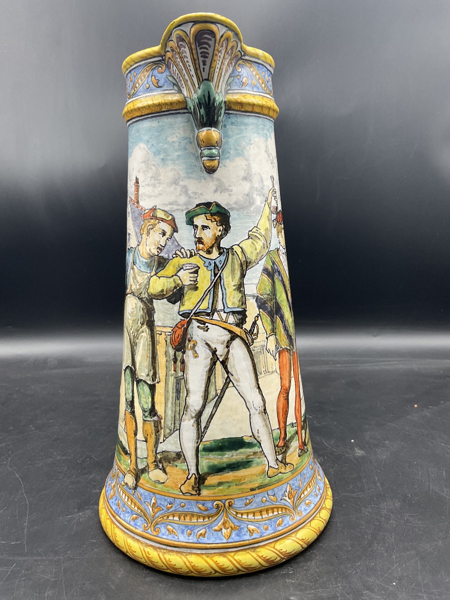 Pichet polychrome en faïence de Blois de Ulysse à décor de trois personnages de la renaissance -photo-1