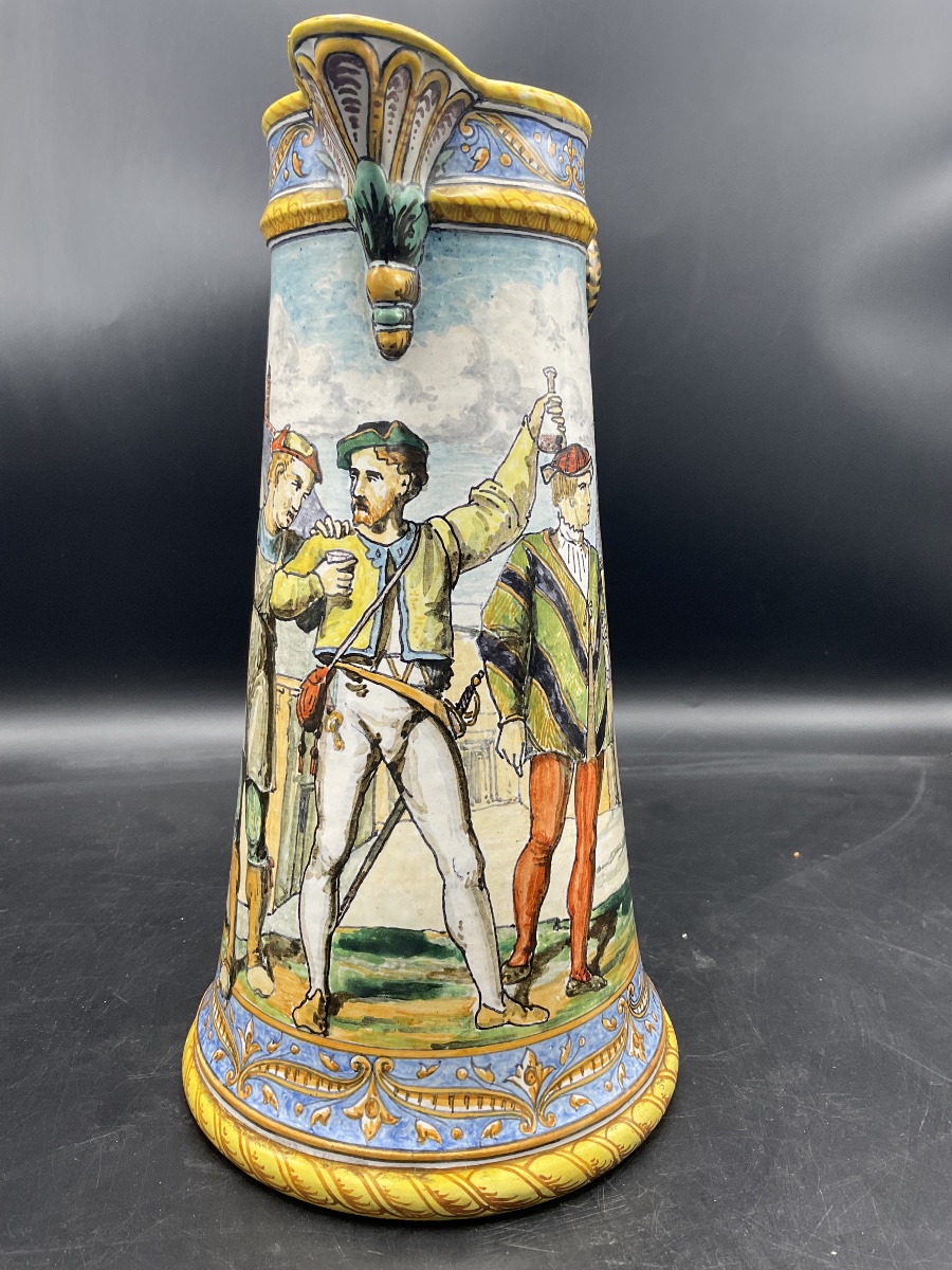 Pichet polychrome en faïence de Blois de Ulysse à décor de trois personnages de la renaissance 