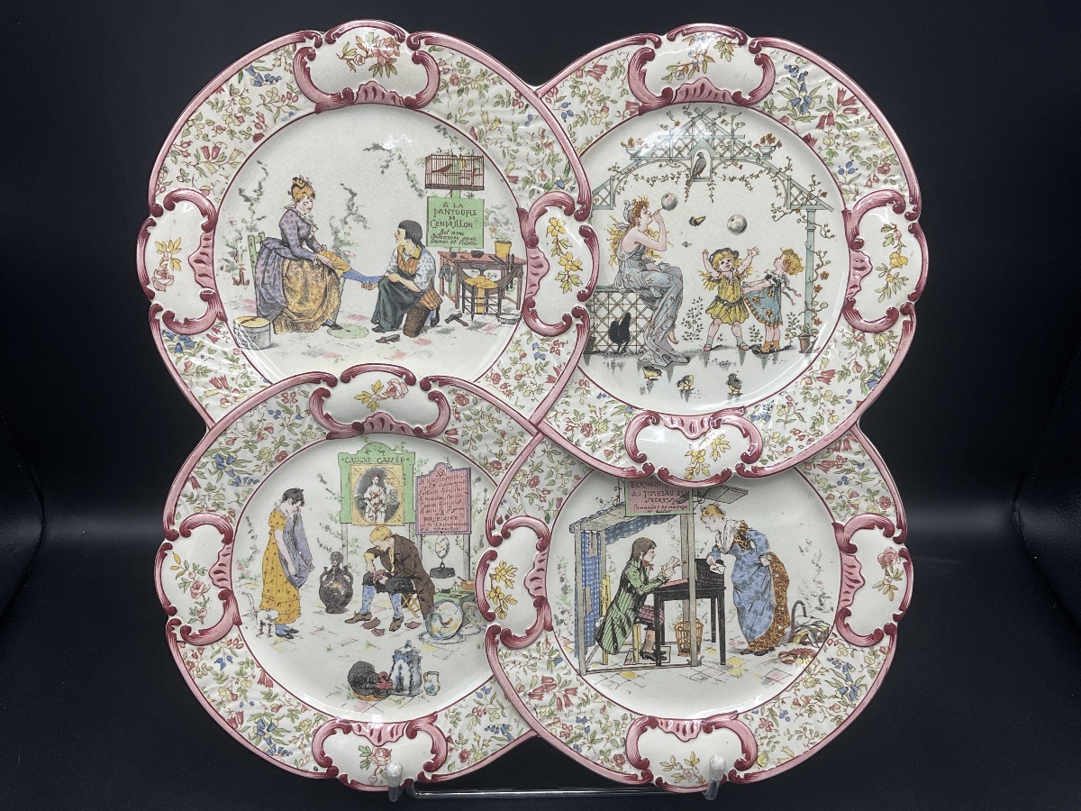Plateau à quatre assiettes en faïence polychrome de Sarreguemines décor de Froment Richard. 