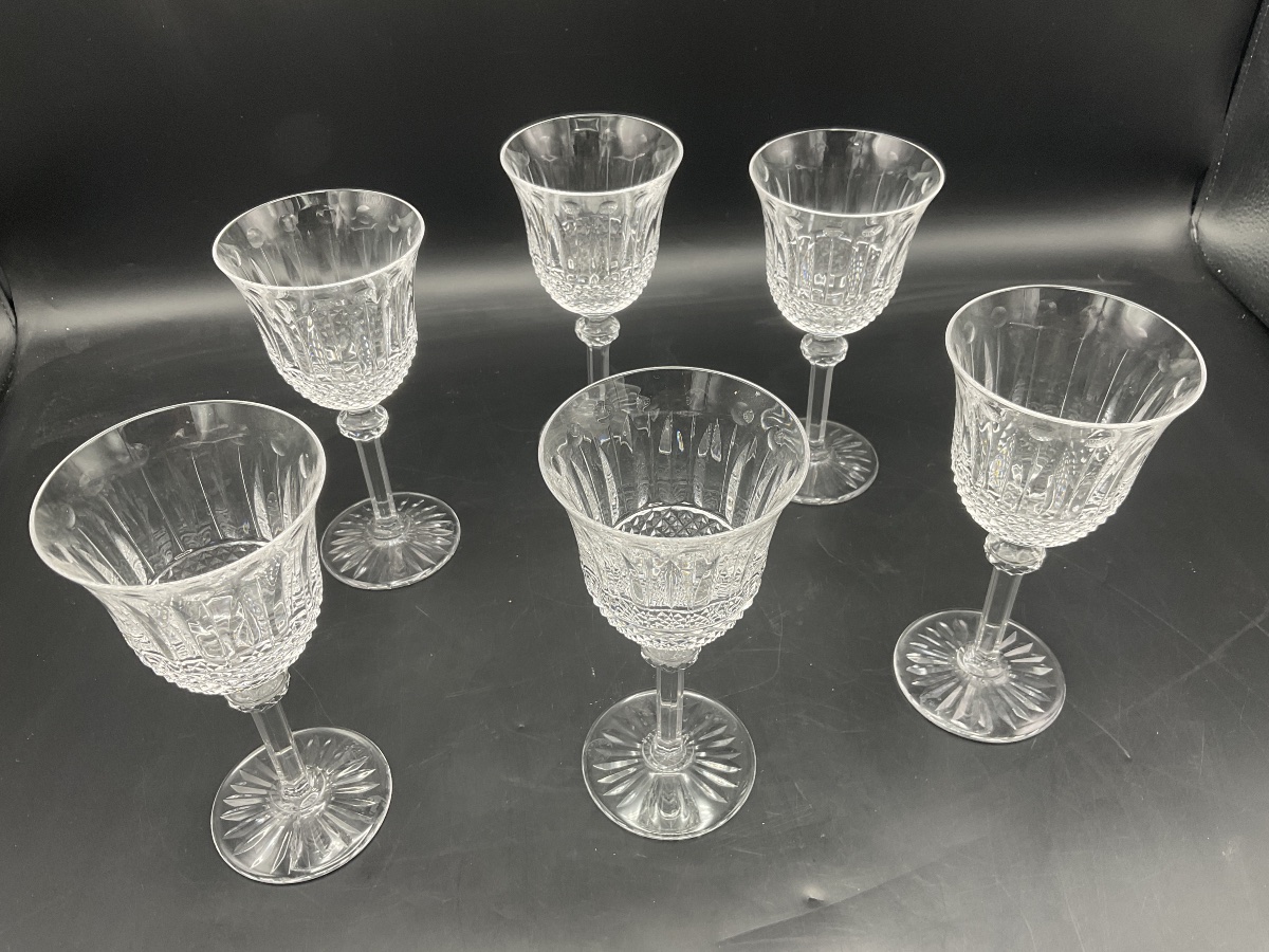 Saint Louis six verres à vin soufflés en cristal taillé clair nᵒ 4, modèle Tommy.
