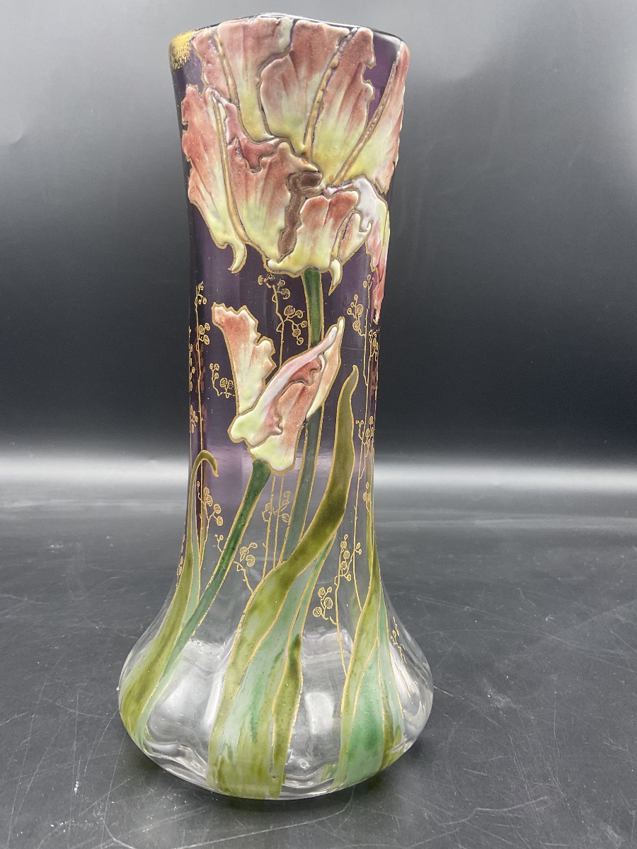 Vase Legras en verre polychrome à décor émaillées de tulipe perroquet sur fond dégradé violet.